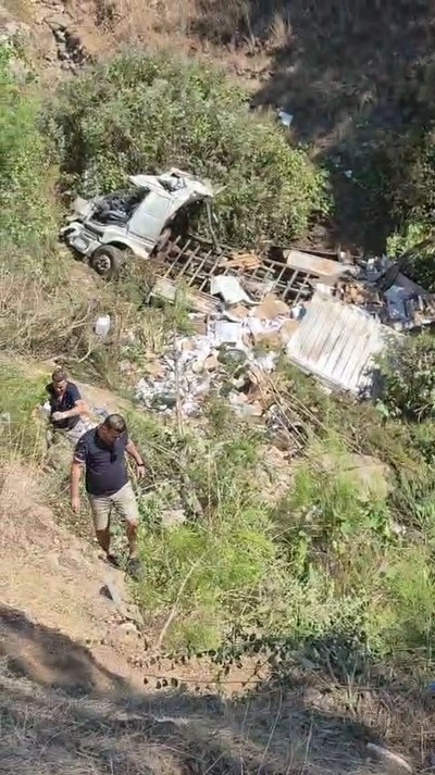 Kumluca&rsquo;da şarampole devrilen kamyon şof&ouml;r&uuml; hayatını kaybetti
