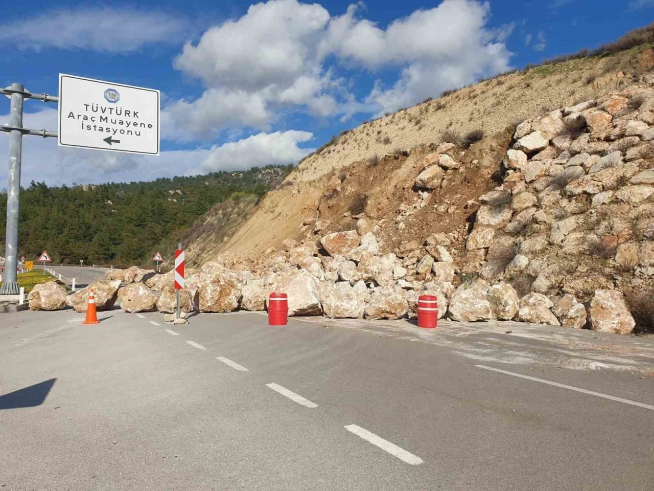 Kumluca-Kemer karayolunda toprak kayması, heyelanı &ouml;nlemek i&ccedil;in &ouml;r&uuml;len duvardaki kayalar yola sa&ccedil;ıldı
