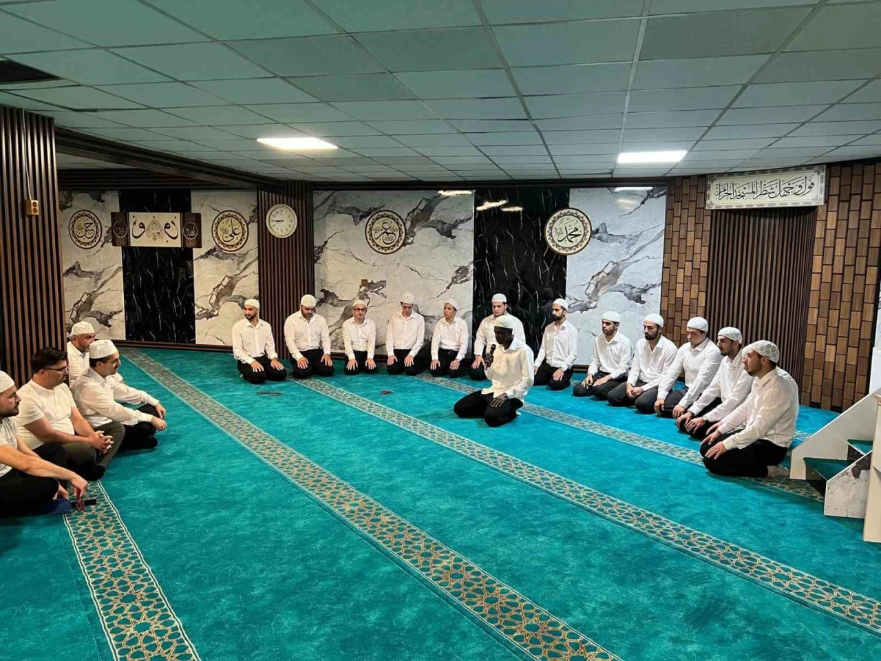 Kur’an-ı Kerim’i öğrenen öğrencilere hediye
