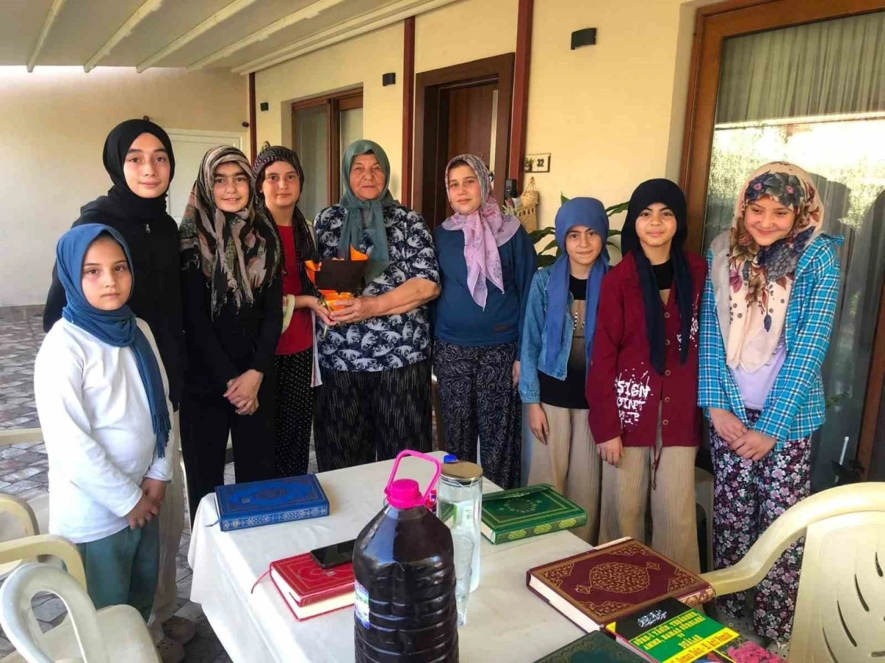 Kur&rsquo;an kursu &ouml;ğrencilerden gazi eşine dua ziyareti
