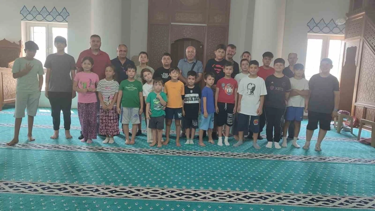 Kur’an kursu öğrencileri şehit teğmen için Kur’an-ı Kerim tilaveti yaptı
