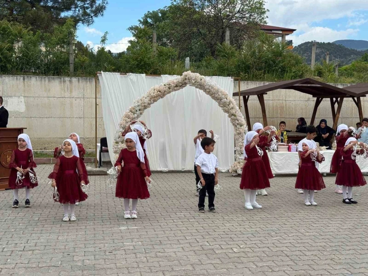 Kur&rsquo;an kursu &ouml;ğrencilerinin hazırladığı programa yoğun ilgi
