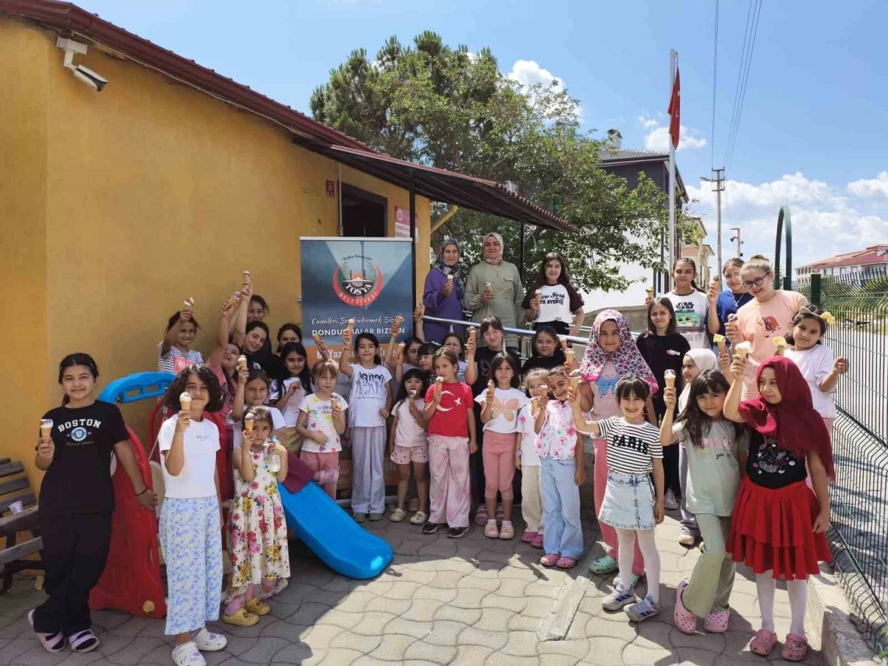 Kur&rsquo;an Kursunda eğitim g&ouml;ren &ccedil;ocuklara dondurma ikramı
