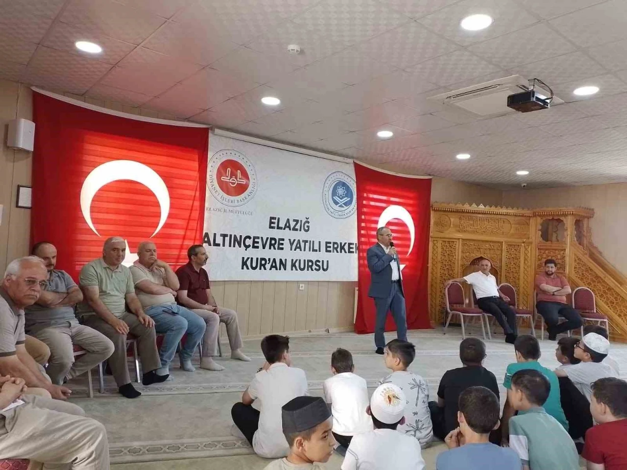 Kur’an kursunda karne ve ödül sevinci
