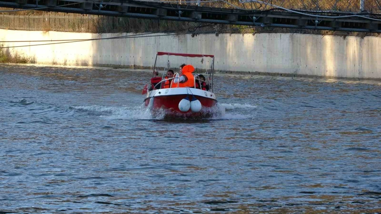 Kura Nehri’nde tekne heyecanı
