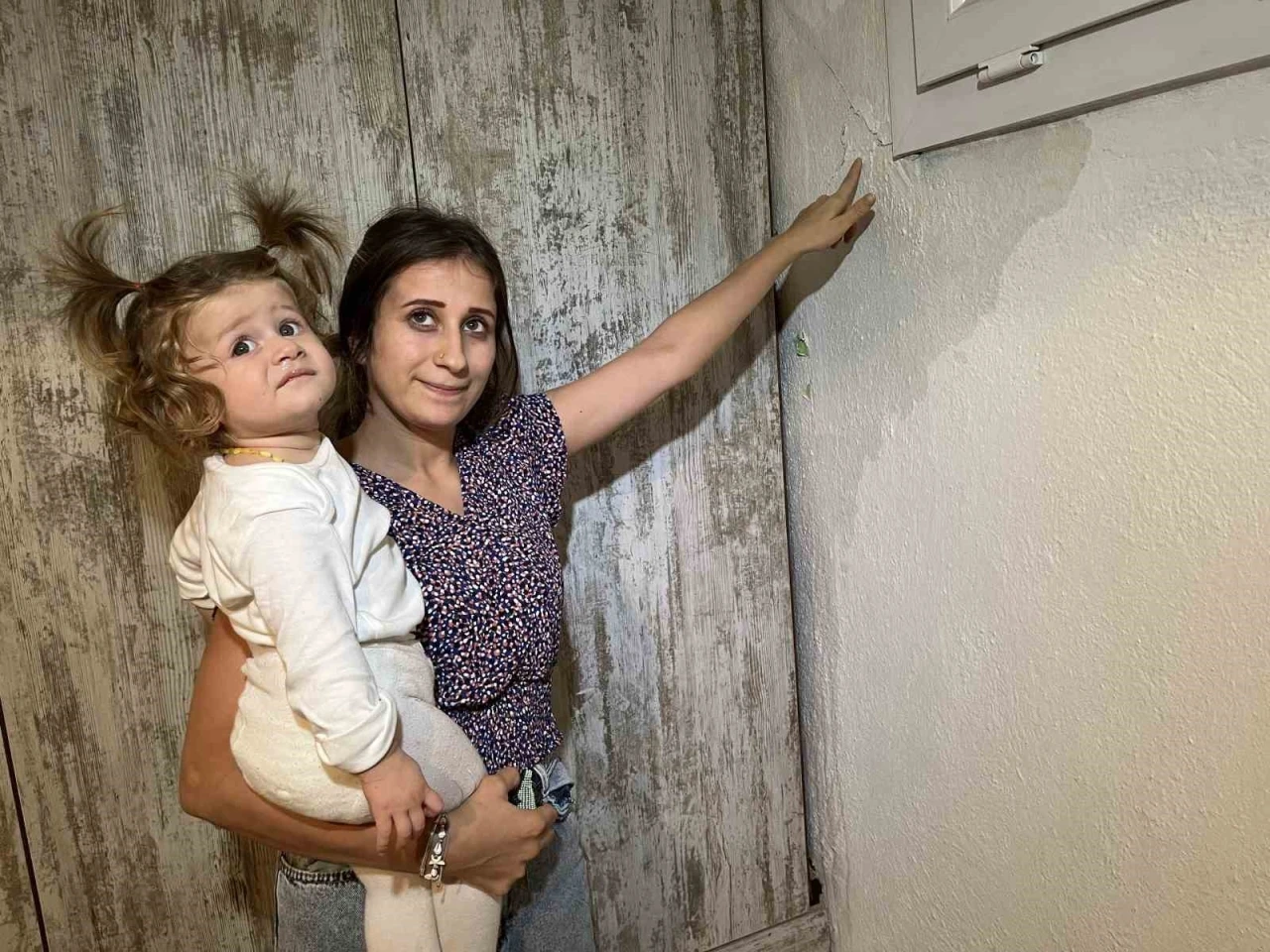 Kuraklık yaşayan İzmir’de, boşa akan sular evlere hasar verdi
