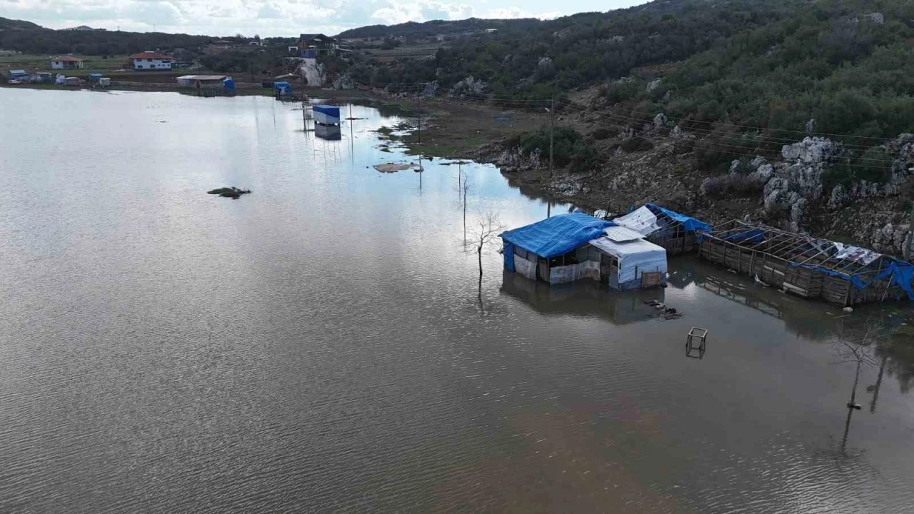 Kuraklıkla m&uuml;cadele eden Hatay&rsquo;da bereketin simgesi Kızılg&ouml;l yeniden suyla doldu
