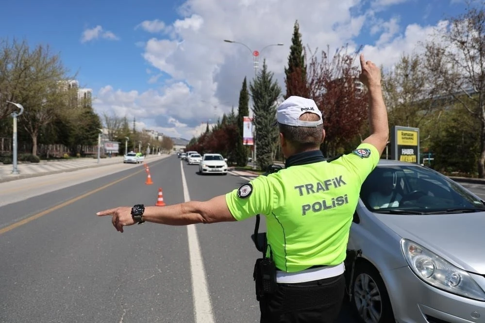 Kurallara uymayanlar cezadan ka&ccedil;amadı
