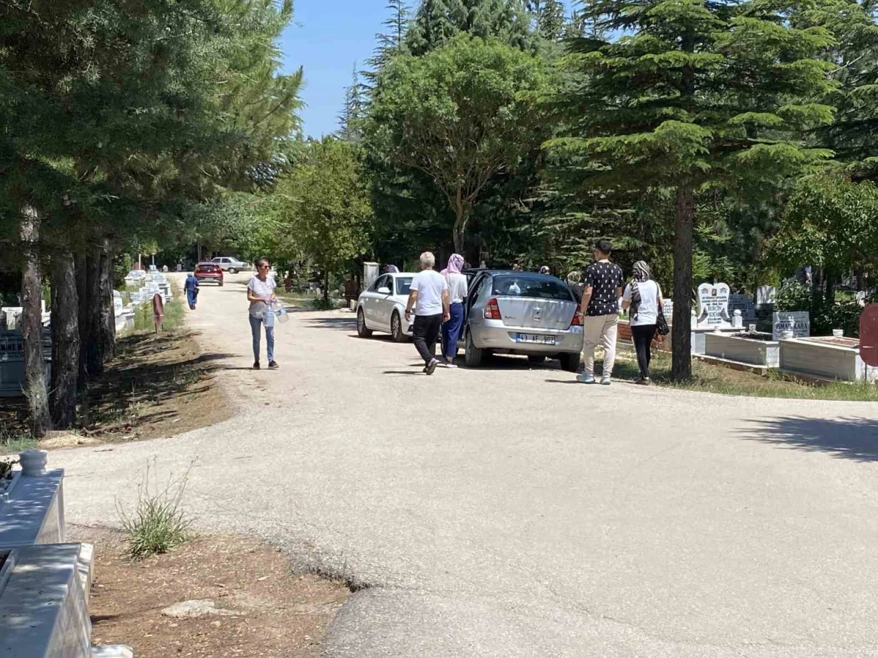Kurban Bayramı arefesinde mezarlıklar ziyaretçilerle doldu

