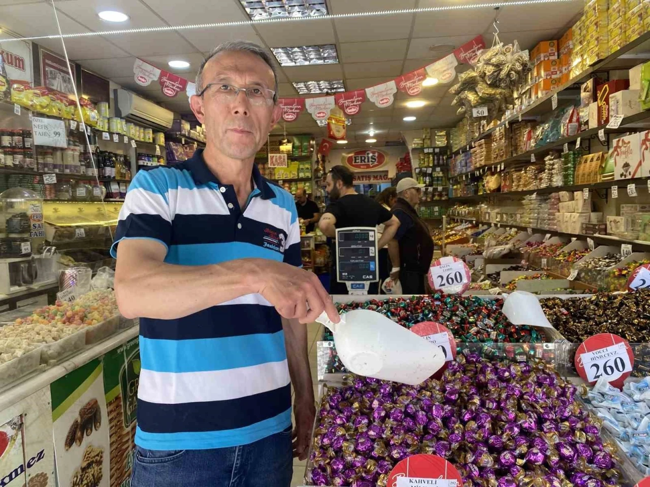 Kurban Bayramı’na bir gün kala kuruyemişçilerin işleri yoğunlaştı
