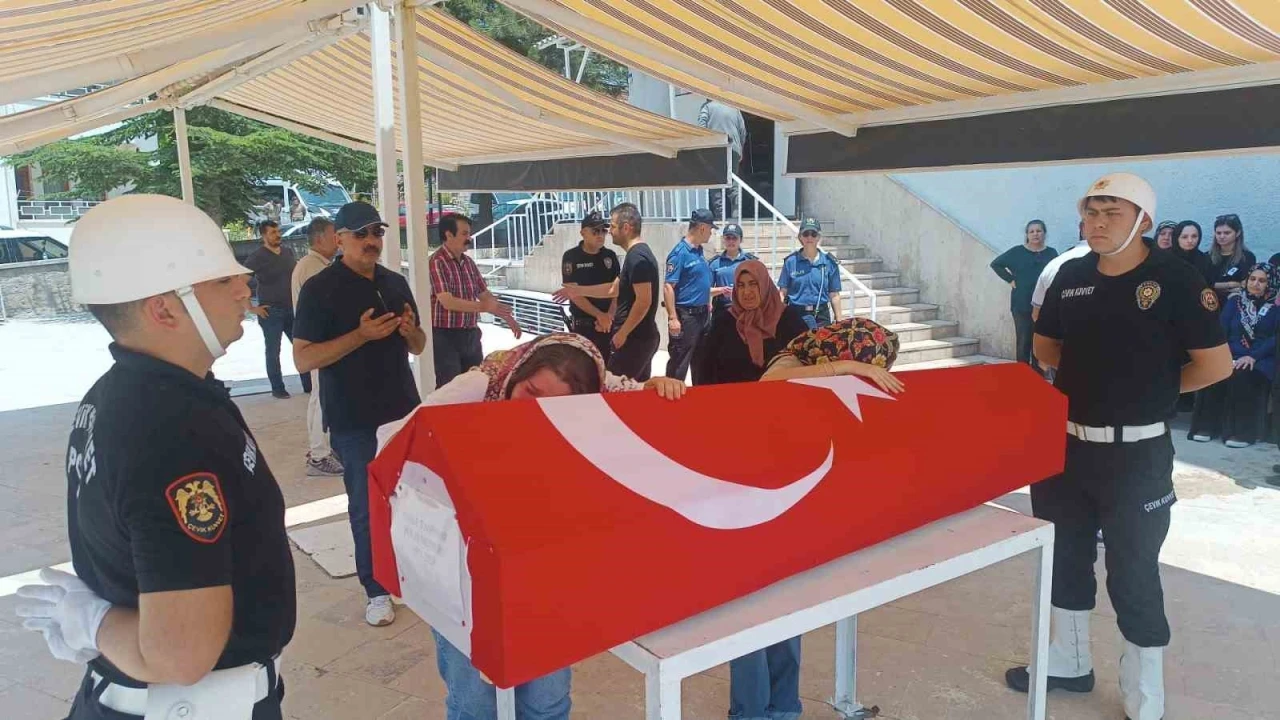 Kurban keserken kalp krizi geçiren polis memuru hayatını kaybetti
