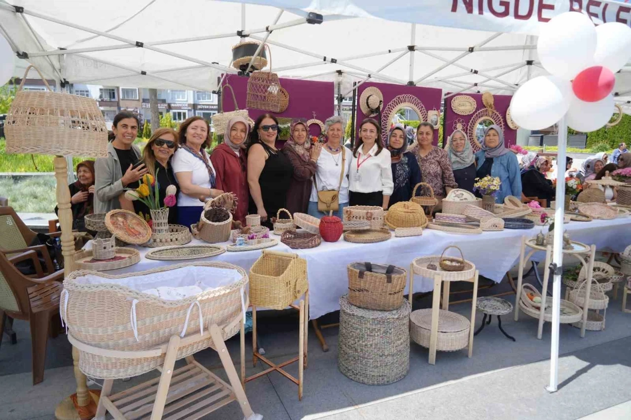 Kursiyerler el emeği &uuml;r&uuml;nlerini sergiledi
