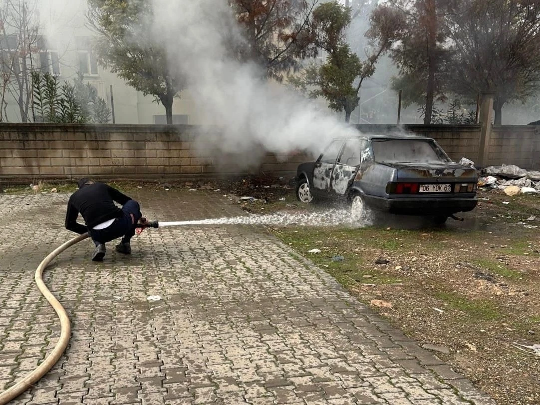 Kurtalan’da araç alev topuna döndü
