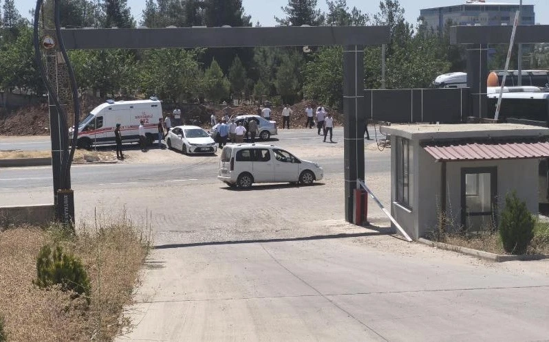 Kurtalan&rsquo;da iki otomobil &ccedil;arpıştı: 2 yaralı
