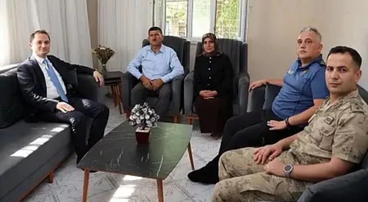 Kurtalan Kaymakamı Başara şehit aileleriyle g&ouml;r&uuml;şt&uuml;
