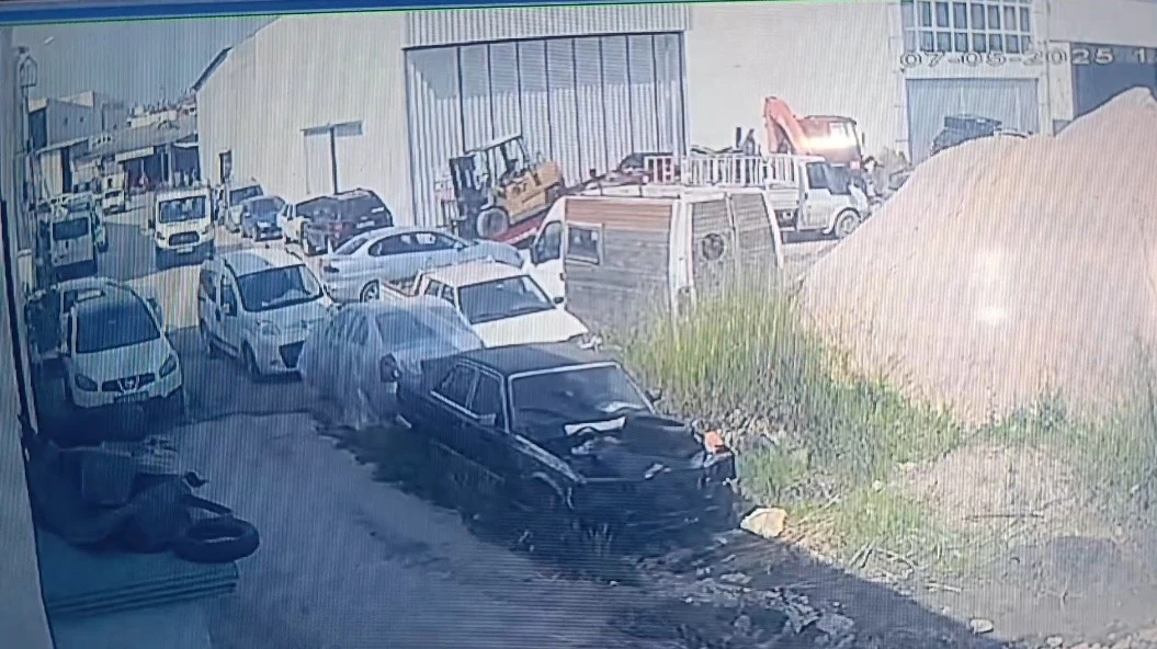 Kurtarıcıdan inerken halatı kopan forklift, park halindeki otomobile çarptı
