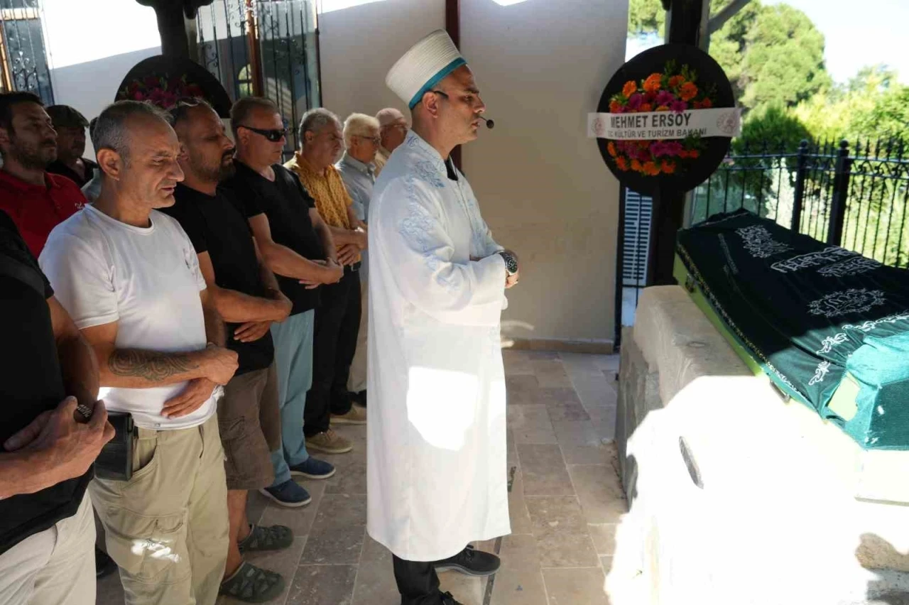 Kurtlar Vadisi dizisinin ’Kibritçi Çevat’ı Şekip Taşpınar son yolculuğuna uğurlandı
