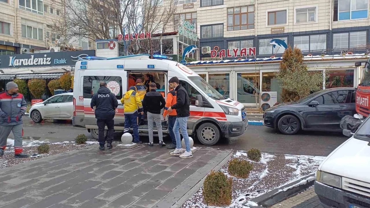 Kuruyemiş&ccedil;i deposunda &ccedil;ıkan yangında 4 kişi dumandan etkilendi
