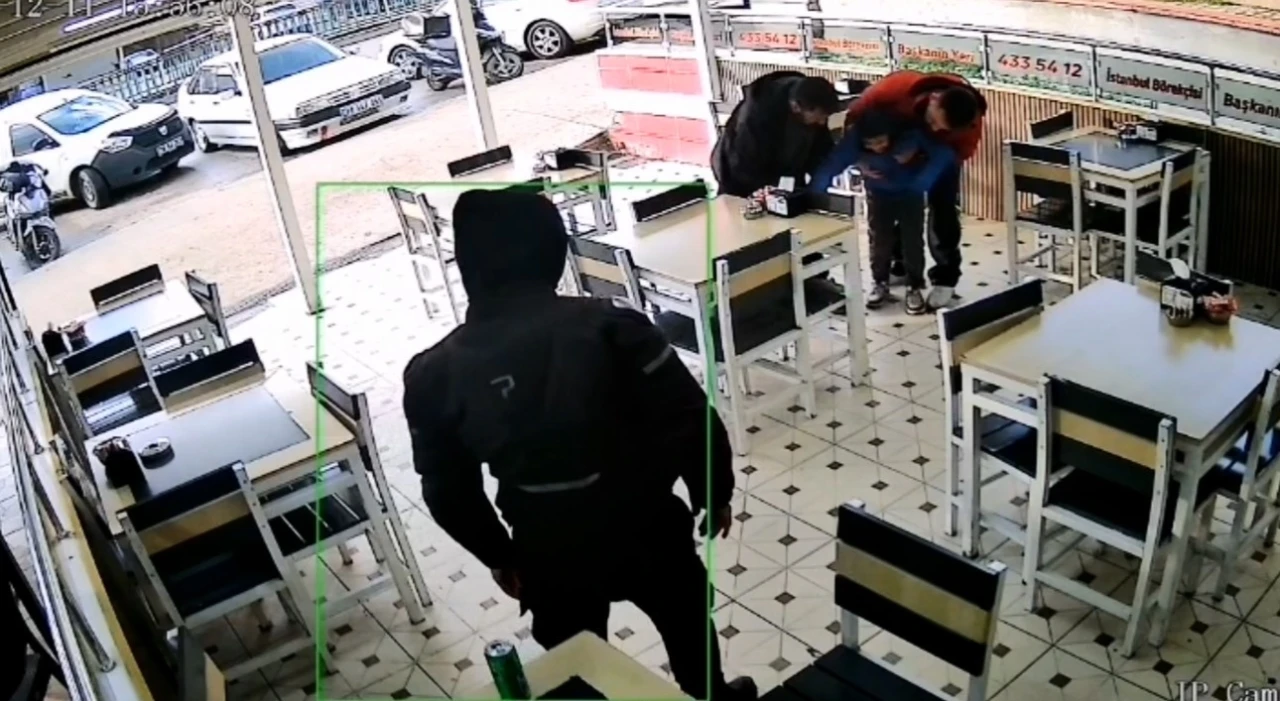 Kurye heimlich manevrasıyla boğulan çocuğu kurtardı: O anlar kamerada
