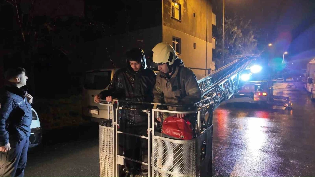 Kuş beslerken &ccedil;atıda mahsur kalan gen&ccedil;leri itfaiye kurtardı
