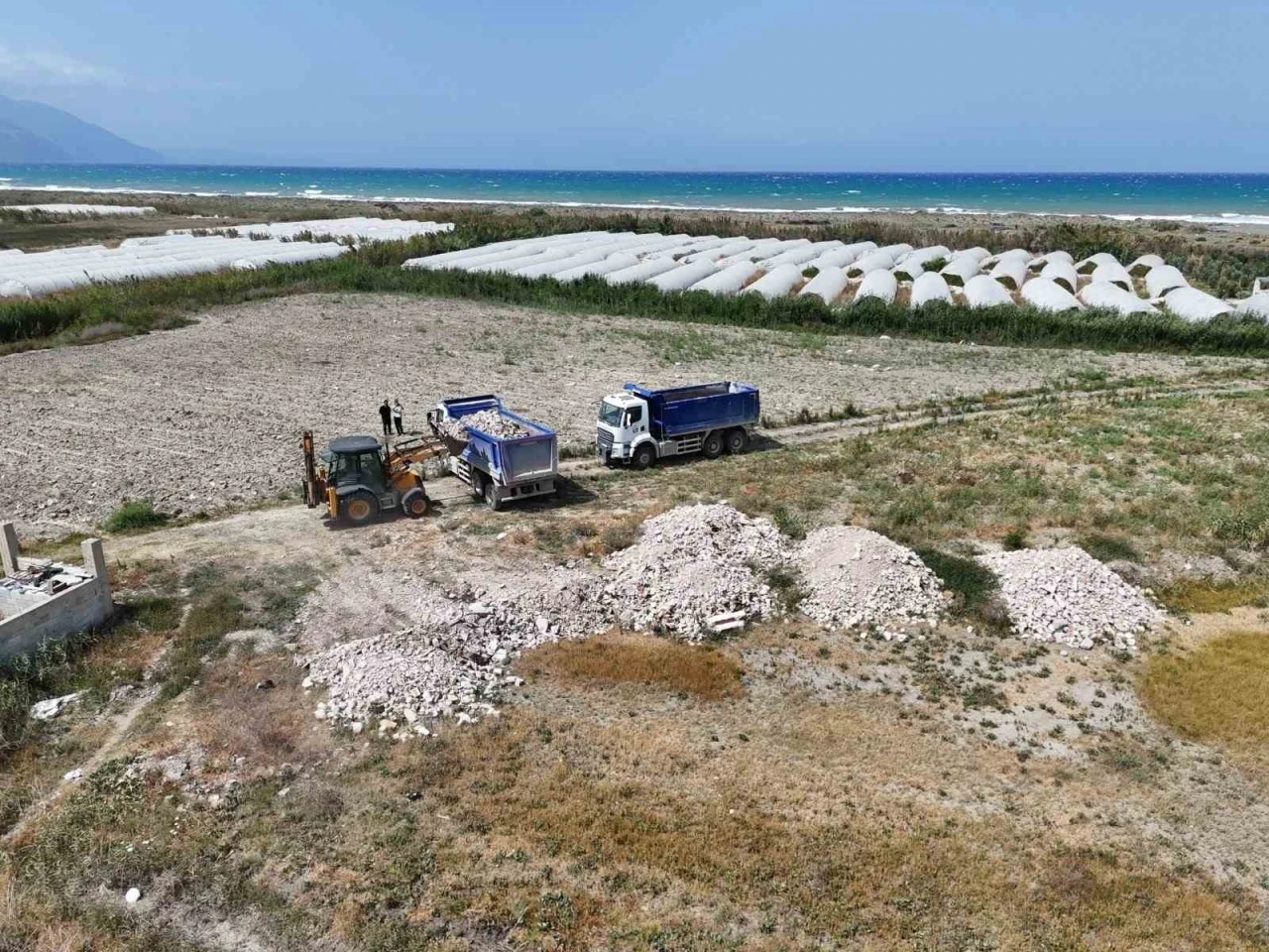 Kuş cennetinden kamyon kamyon moloz ve torbalarca poşet çöp çıktı
