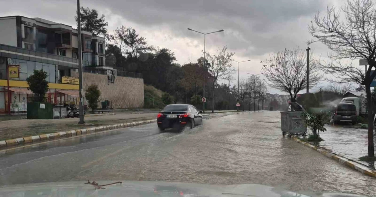 Kuşadası 30 dakikada yağışa teslim oldu, ara&ccedil;lar sele kapıldı
