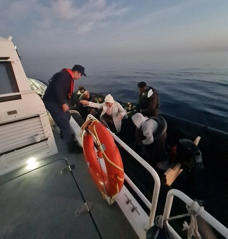 Kuşadası açıklarında 14 düzensiz göçmen yakalandı
