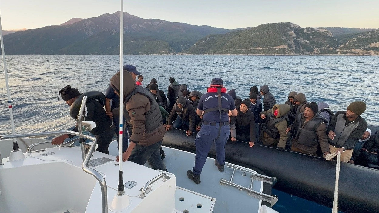 Kuşadası açıklarında 42 düzensiz göçmen kurtarıldı
