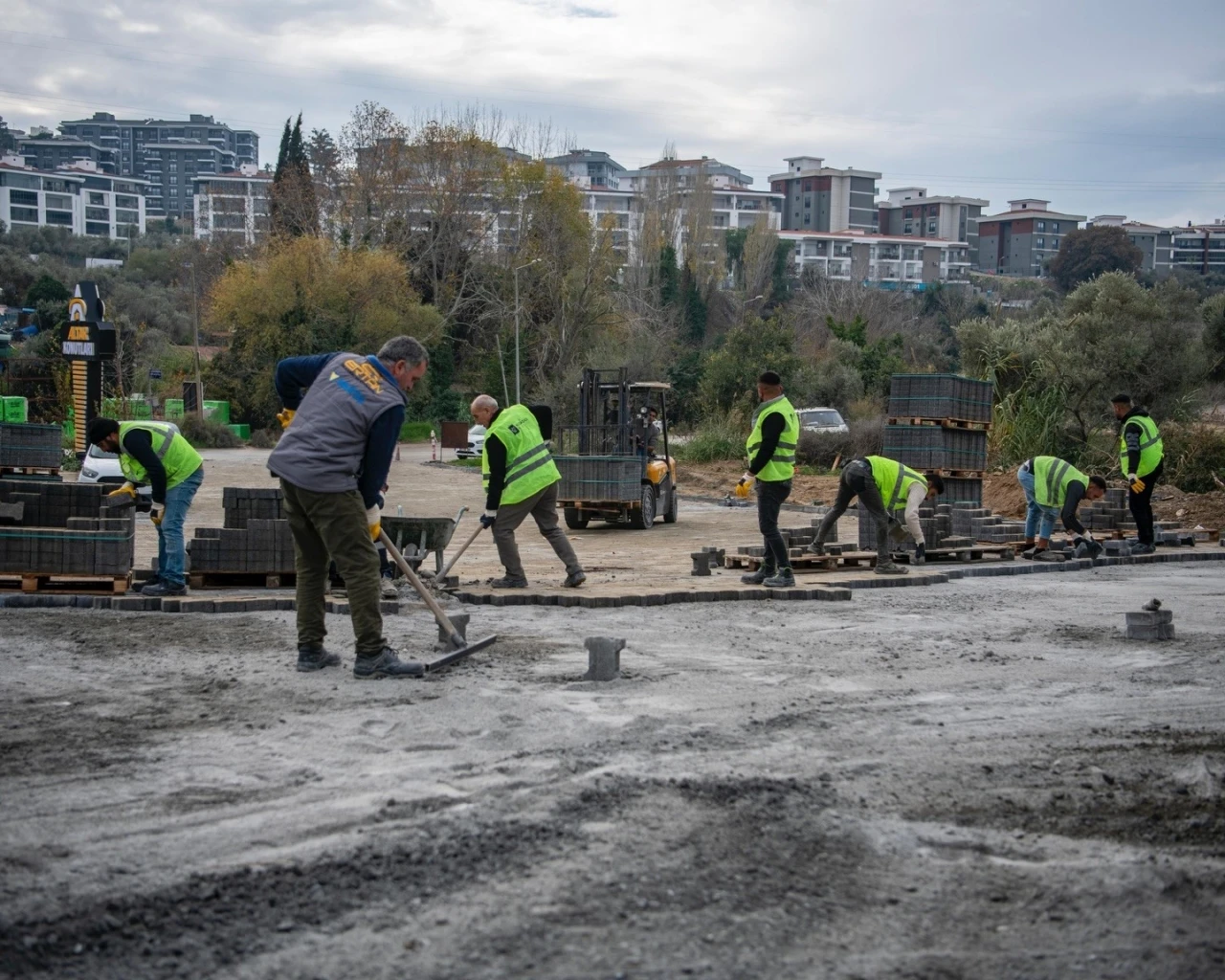Kuşadası Belediyesi kente modern ve konforlu yollar kazandırıyor
