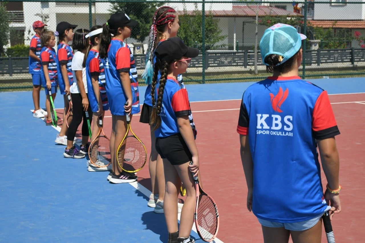 Kuşadası Belediyesi’nden geleceğin sporcularına ücretsiz eğitim desteği
