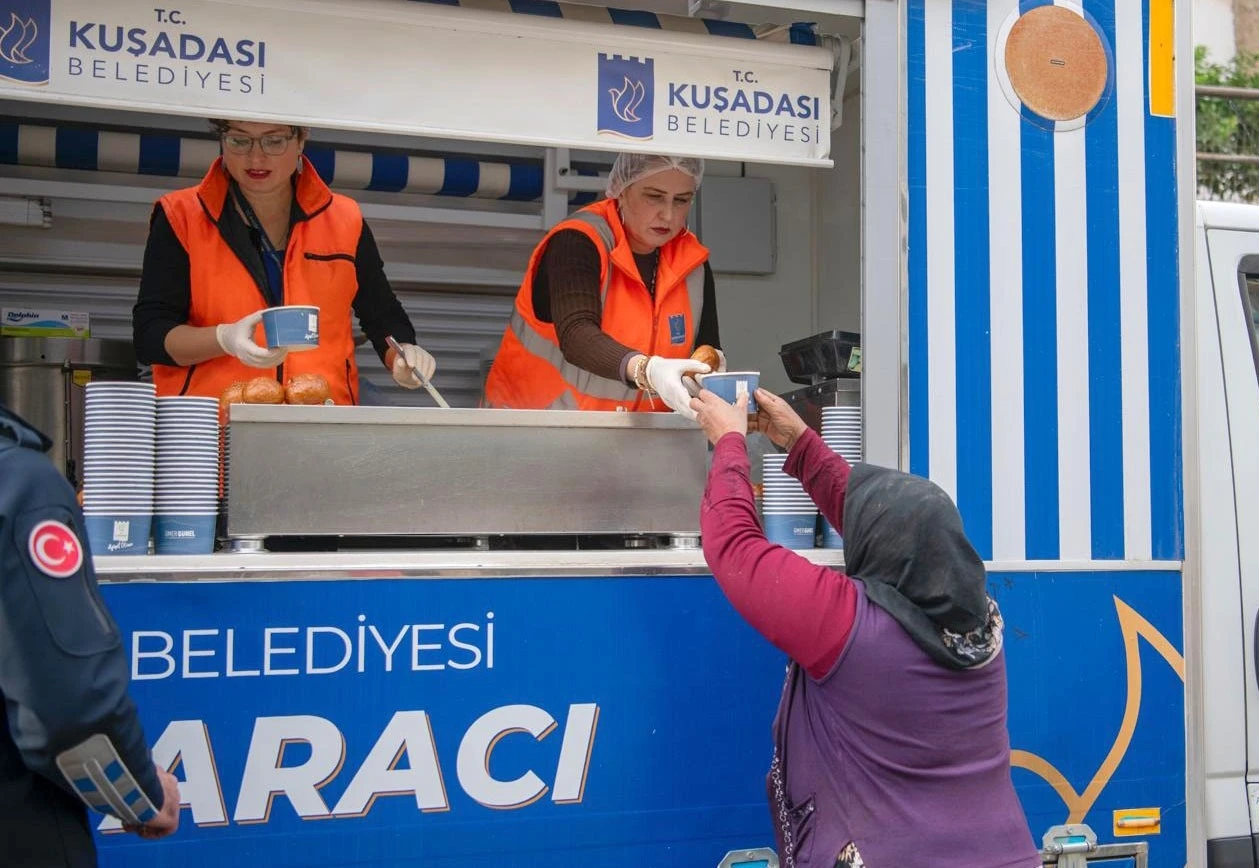 Kuşadası Belediyesi&rsquo;nin sıcak &ccedil;orba ikramı başladı
