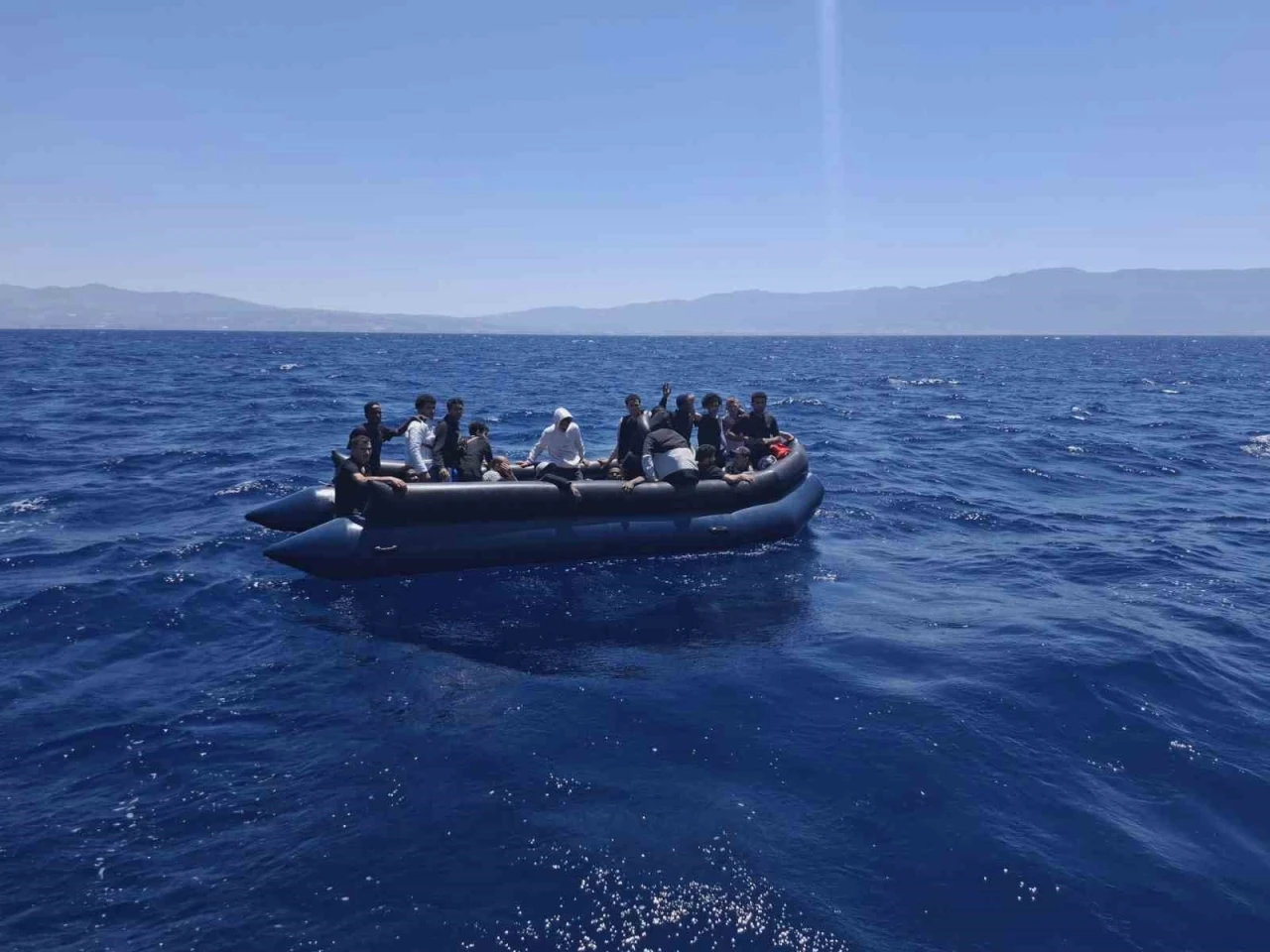 Kuşadası’nda 22 düzensiz göçmen kurtarıldı
