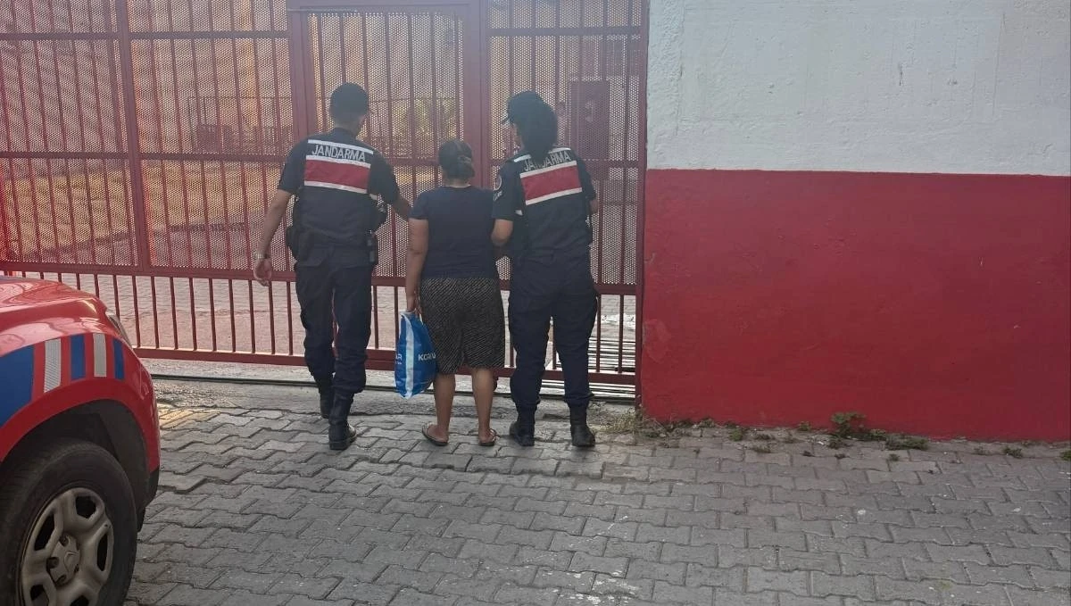Kuşadası&rsquo;nda 8 yıl 4 ay hapis cezası ile aranan kadın şahıs yakalandı
