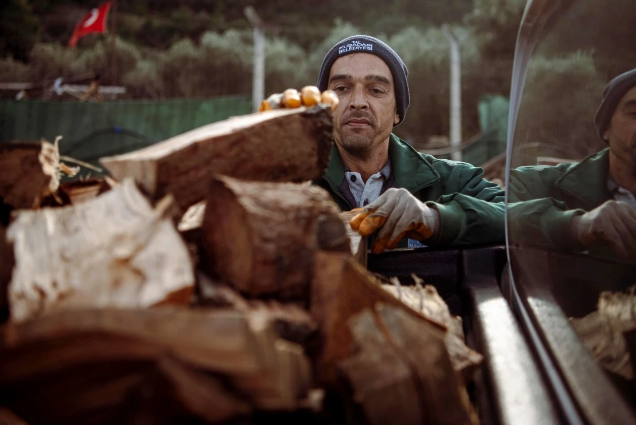 Kuşadası&rsquo;nda ağa&ccedil; atıkları ihtiya&ccedil; sahipleri i&ccedil;in yakacağa d&ouml;n&uuml;ş&uuml;yor
