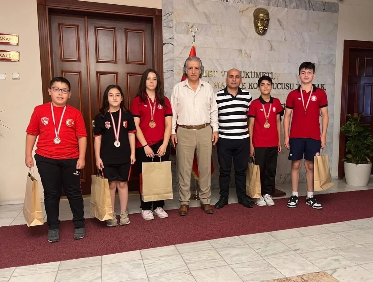 Kuşadası’nda başarılı sporcular Kaymakam Keklik ile görüştü
