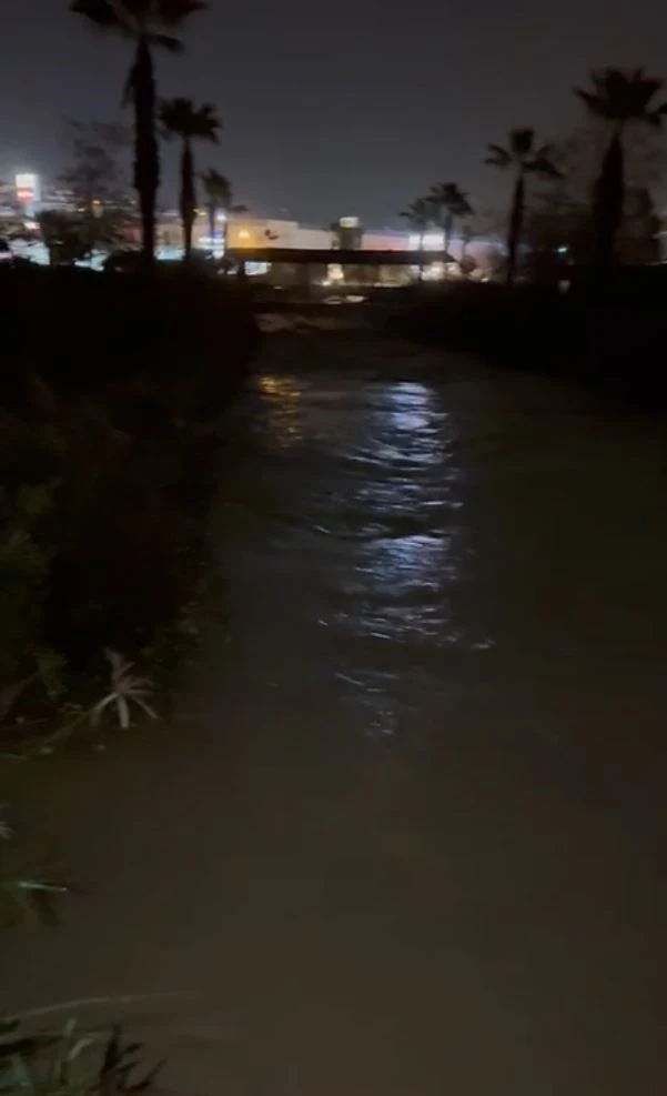 Kuşadası&rsquo;nda dere taştı, alışveriş merkezi sular altında kaldı
