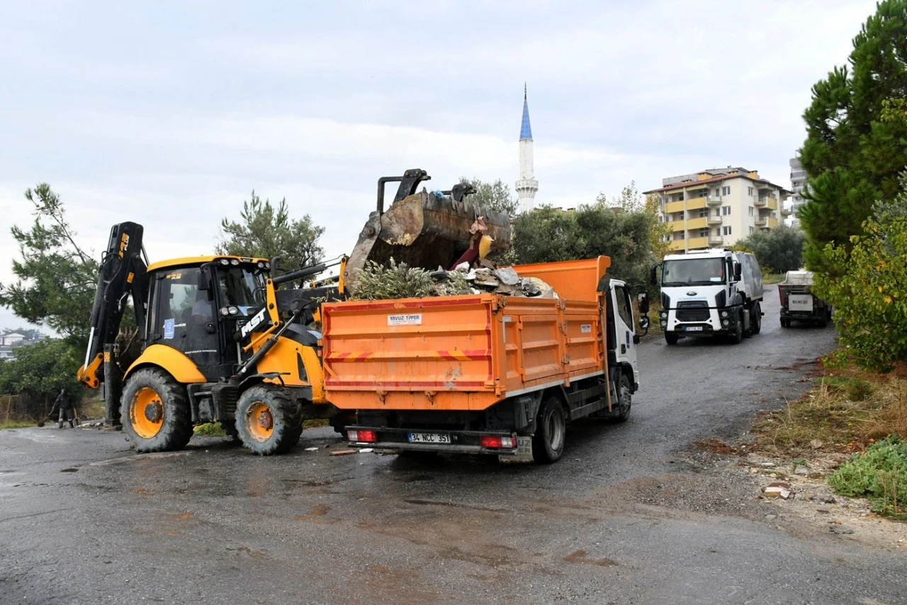 Kuşadası’nda metruk binanın çevresindeki atıklar temizlendi
