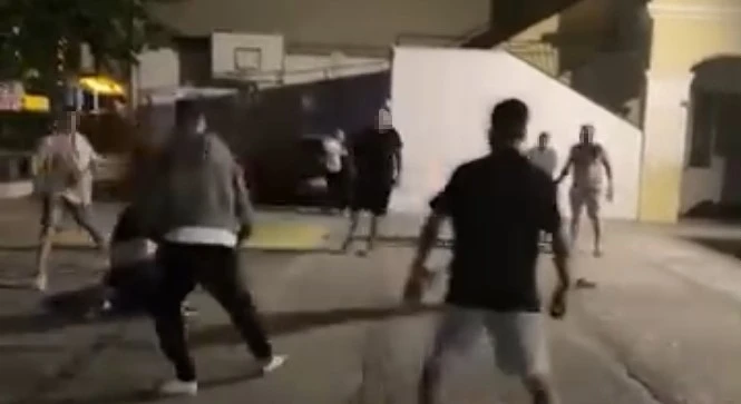 Kuşadası&rsquo;nda otopark &uuml;creti kavgası kamerada
