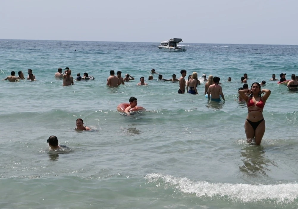 Kuşadası’nda plajlarda bayram yoğunluğu
