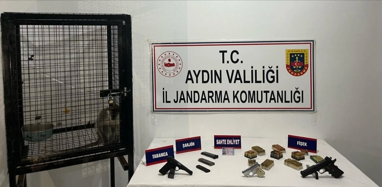 Kuşadası&rsquo;nda ruhsatsız silah ve maymun ele ge&ccedil;irildi
