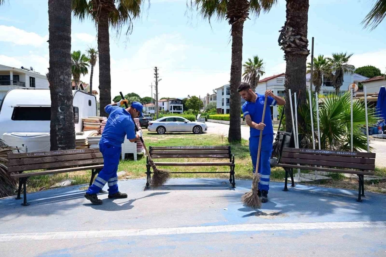 Kuşadası&rsquo;nda sahil ve y&uuml;r&uuml;y&uuml;ş yollarında kapsamlı bakım &ccedil;alışması
