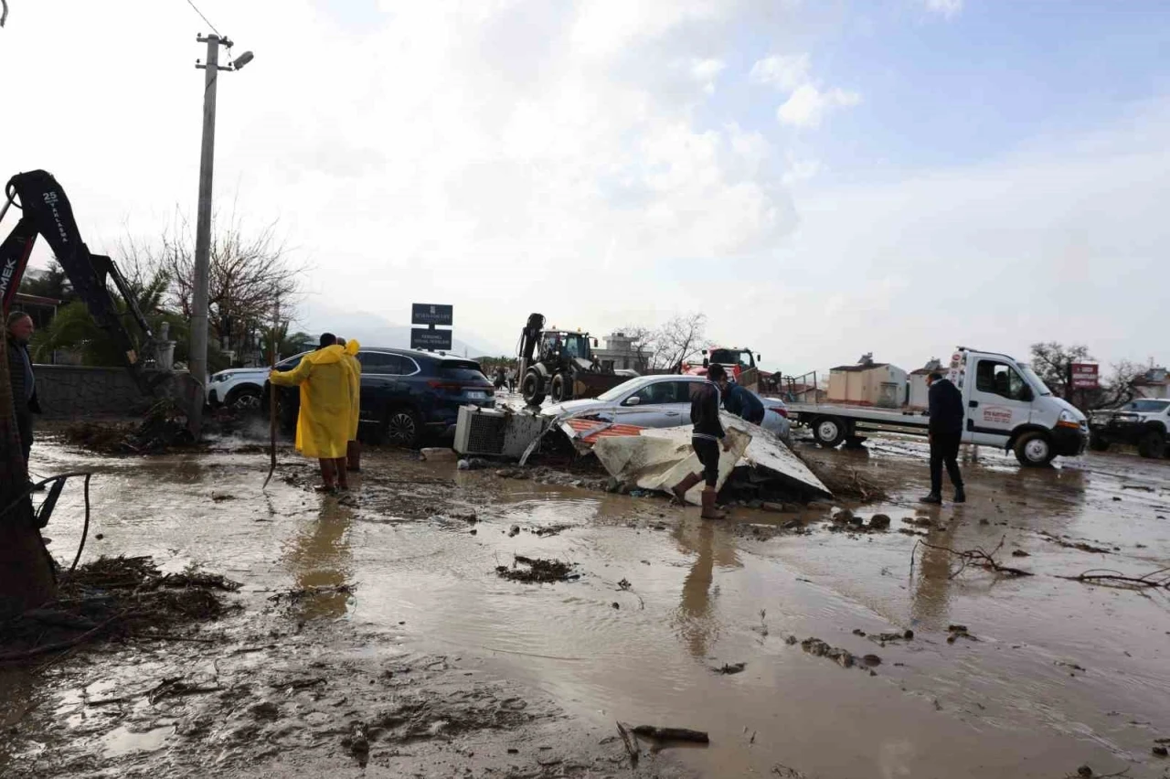 Kuşadası&rsquo;nda selin yaraları sarılmaya &ccedil;alışılıyor
