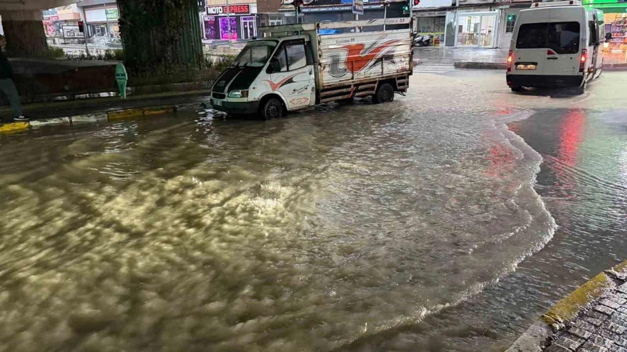 Kuşadası&rsquo;nda şiddetli yağış ve dolu etkili oldu
