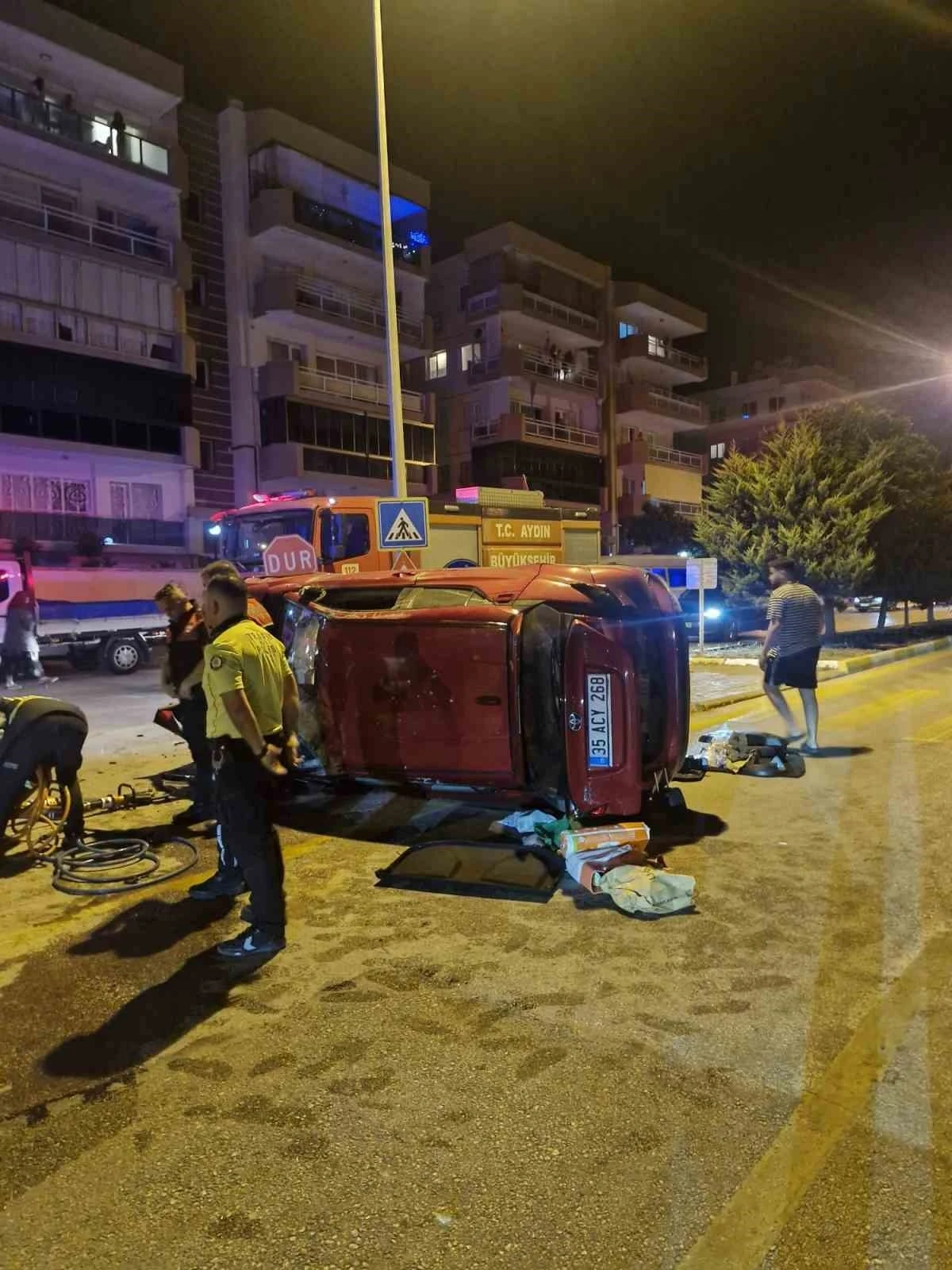 Kuşadası&rsquo;nda takla atan otomobilin s&uuml;r&uuml;c&uuml;s&uuml; yaralandı
