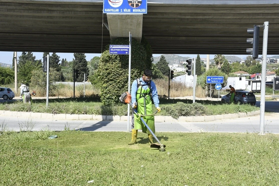 Kuşadası&rsquo;nda yeşil alanlar bakıma alındı
