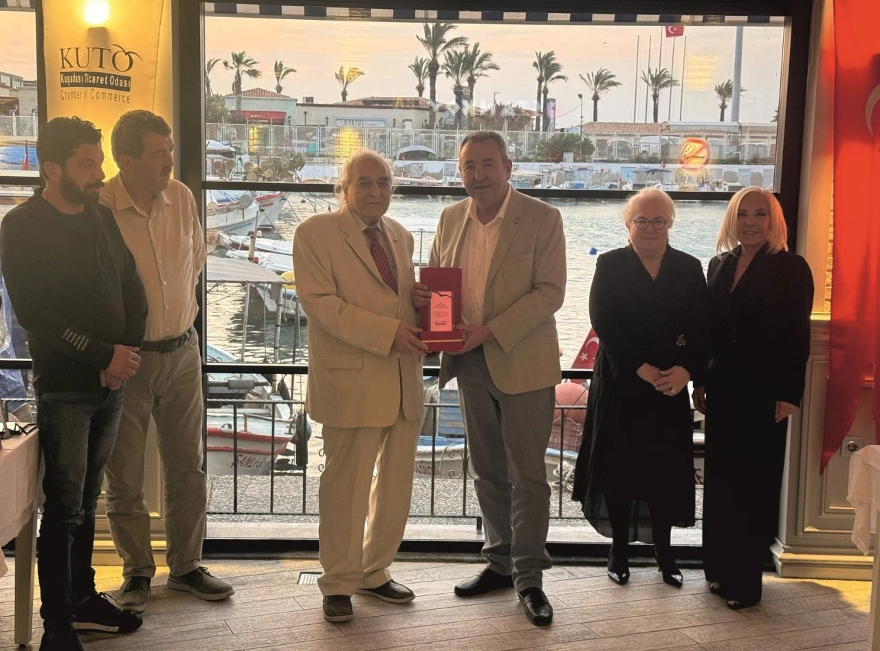 Kuşadası Ticaret Odası’nda Meclis Üyelerine plaket verildi
