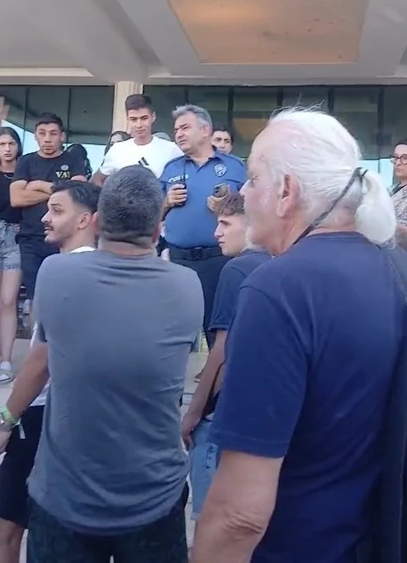 Kuşadası Vav Otel çalışanları alacaklarının verilmediği gerekçesiyle eylem başlattı
