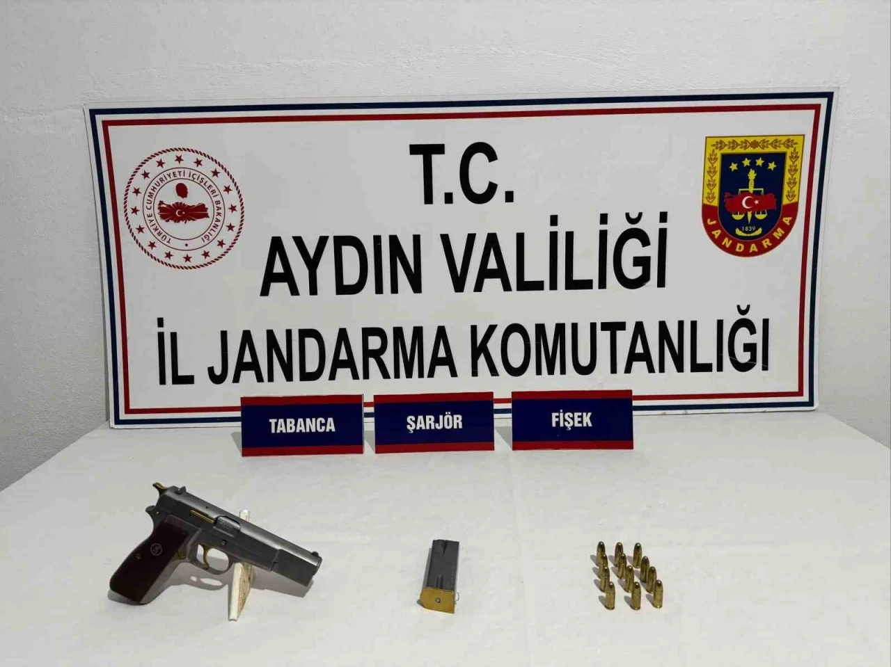 Kuşadası ve Söke’de ruhsatsız av tüfeği ve tabanca ele geçirildi
