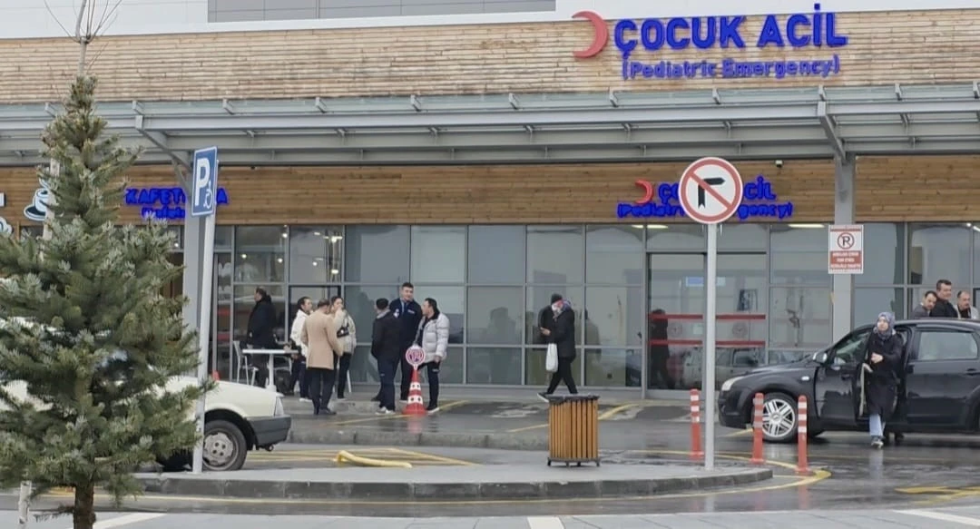 K&uuml;tahya&rsquo;da 23 &ouml;ğrenci zehirlenme ş&uuml;phesiyle hastaneye kaldırıldı
