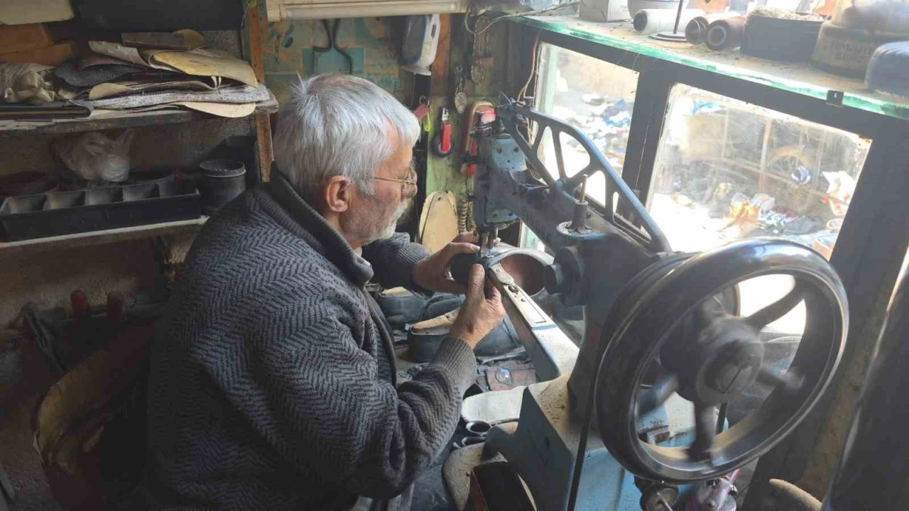 K&uuml;tahya&rsquo;da 65 yıllık ayakkabı ustası Mehmet Ersulak: "Meslek bitti, yetişen yok"
